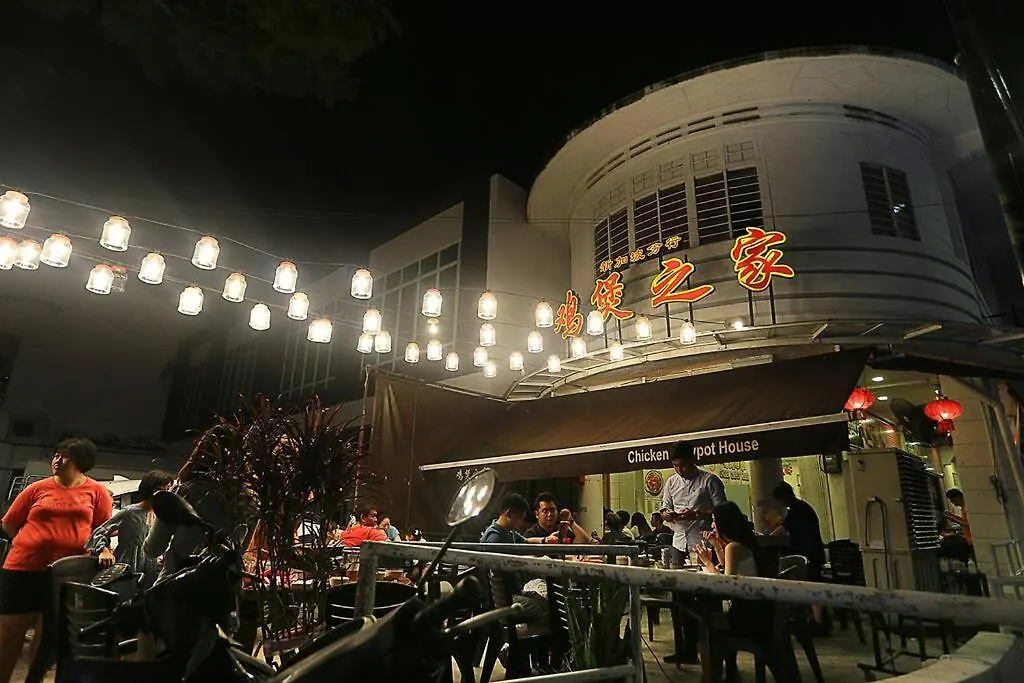 Navy Studio At Tropicana 218 At Central Location & Food Hunt Friendly George Town Apartment